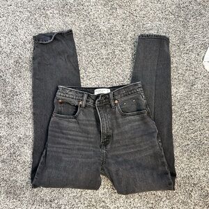 Abercrombie The 90’s Straight Ultra High Rise Jeans in black size 25/0 short